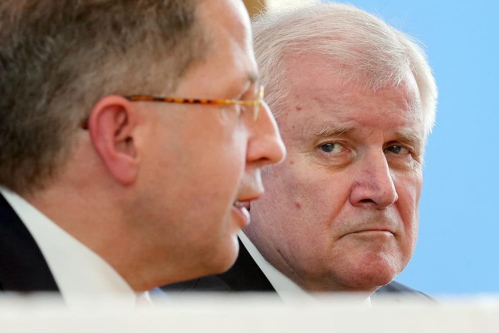 Horst Seehofer blickt auf Hans-Georg Maaßen: Der Bundesinnenminister ist von Maaßen enttäuscht. (Archivbild)