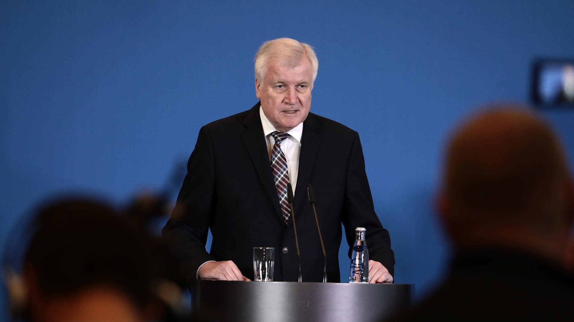 Innenminister Horst Seehofer auf der Pressekonferenz: Er hält es weiterhin für richtig, dass er sich vorerst schützend vor Maaßen stellte.