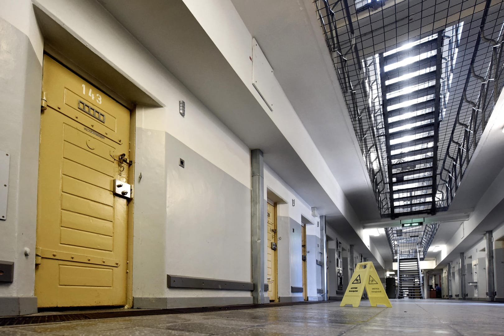 Ein Gang in der Klever Justizvollzugsanstalt: Der 26-Jährige saß zwei Monate in Haft, bevor es zu dem Unglück kam. (Archivbild)