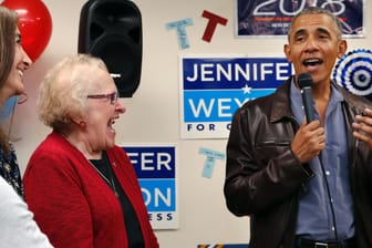 Barack Obama beim Besuch des Wahlkampfbüros von Jennifer Wexton in Virginia