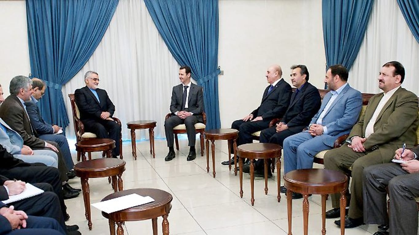 Syrischer Diktator Assad mit iranischer Delegation. Rechts neben Assad sitzt Ali Mamlouk.