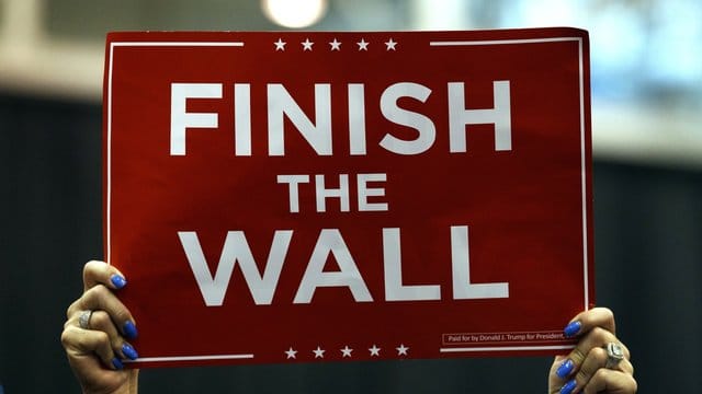 In dem Spot wird ein illegal eingewanderter Mexikaner gezeigt, der lachend ankündigt, US-Polizisten töten zu wollen. In dem Spot wird ein illegal eingewanderter Mexikaner gezeigt, der lachend ankündigt, US-Polizisten töten zu wollen.