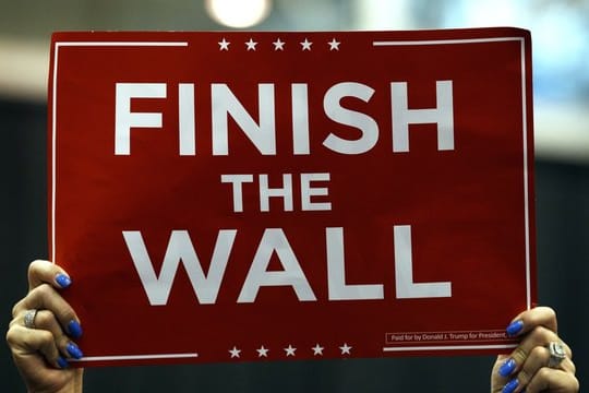 In dem Spot wird ein illegal eingewanderter Mexikaner gezeigt, der lachend ankündigt, US-Polizisten töten zu wollen.