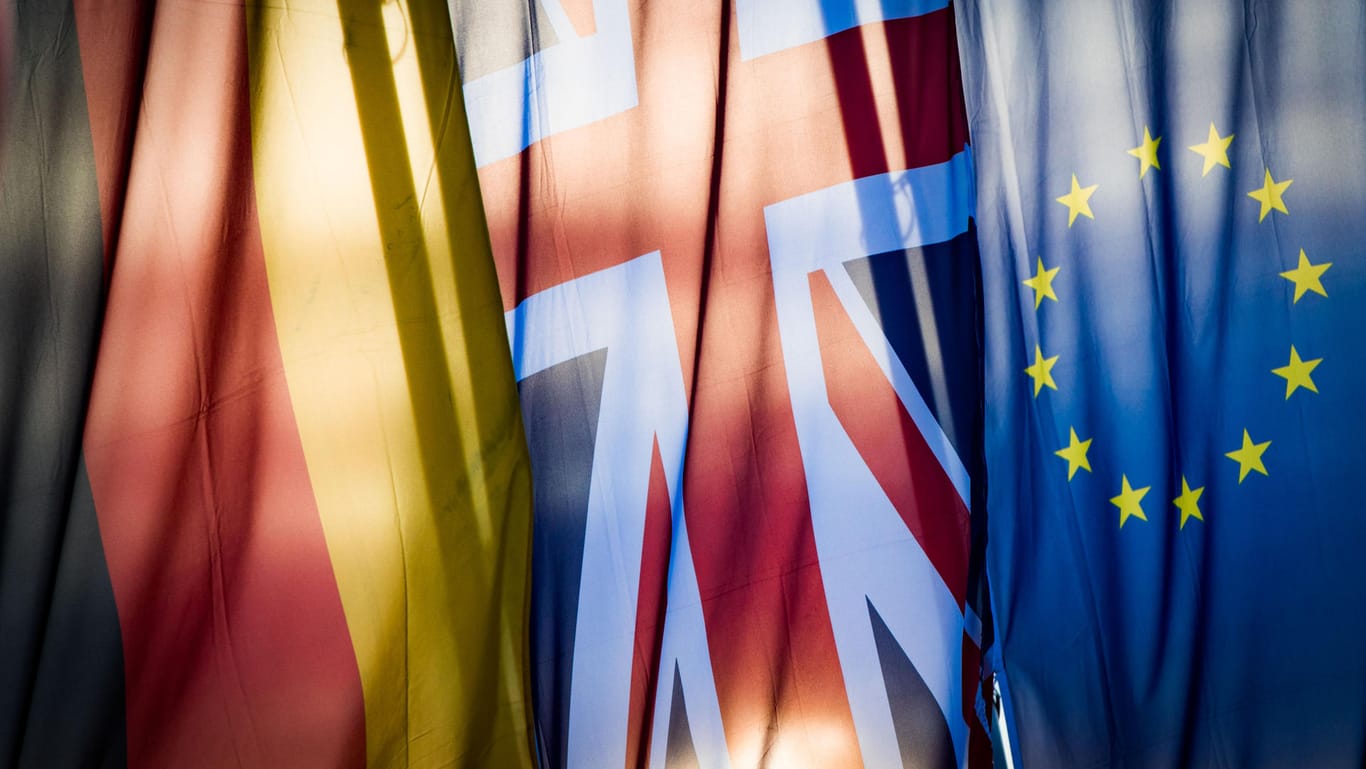 Deutsche, britische und EU-Fahne: Ein Brexit ohne Abkommen könnte die deutschen Unternehmen sehr hart treffen.