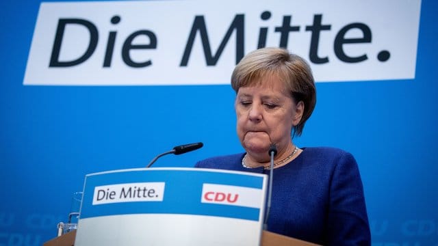 Der angekündigte Verzicht von Angela Merkel auf den CDU-Vorsitz erhöht den Druck auf die Regierungskoalition.