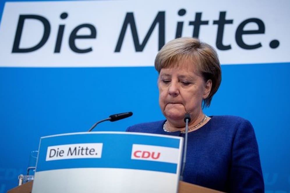 Der angekündigte Verzicht von Angela Merkel auf den CDU-Vorsitz erhöht den Druck auf die Regierungskoalition.