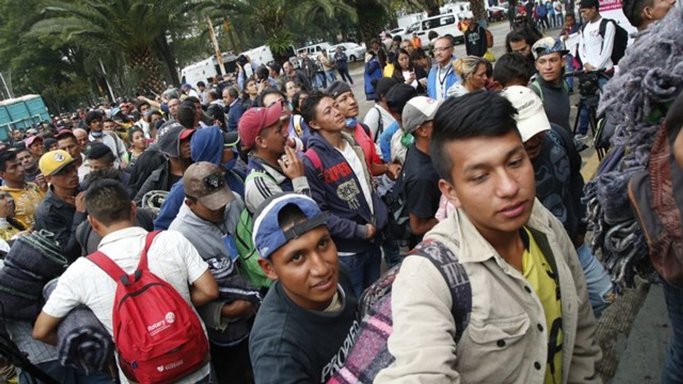 Migranten aus Mittelamerika bei ihrer Ankunft an einem Stadion der mexikanischen Hauptstadt.