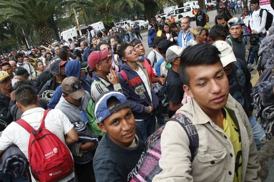 Migranten aus Mittelamerika bei ihrer Ankunft an einem Stadion der mexikanischen Hauptstadt.