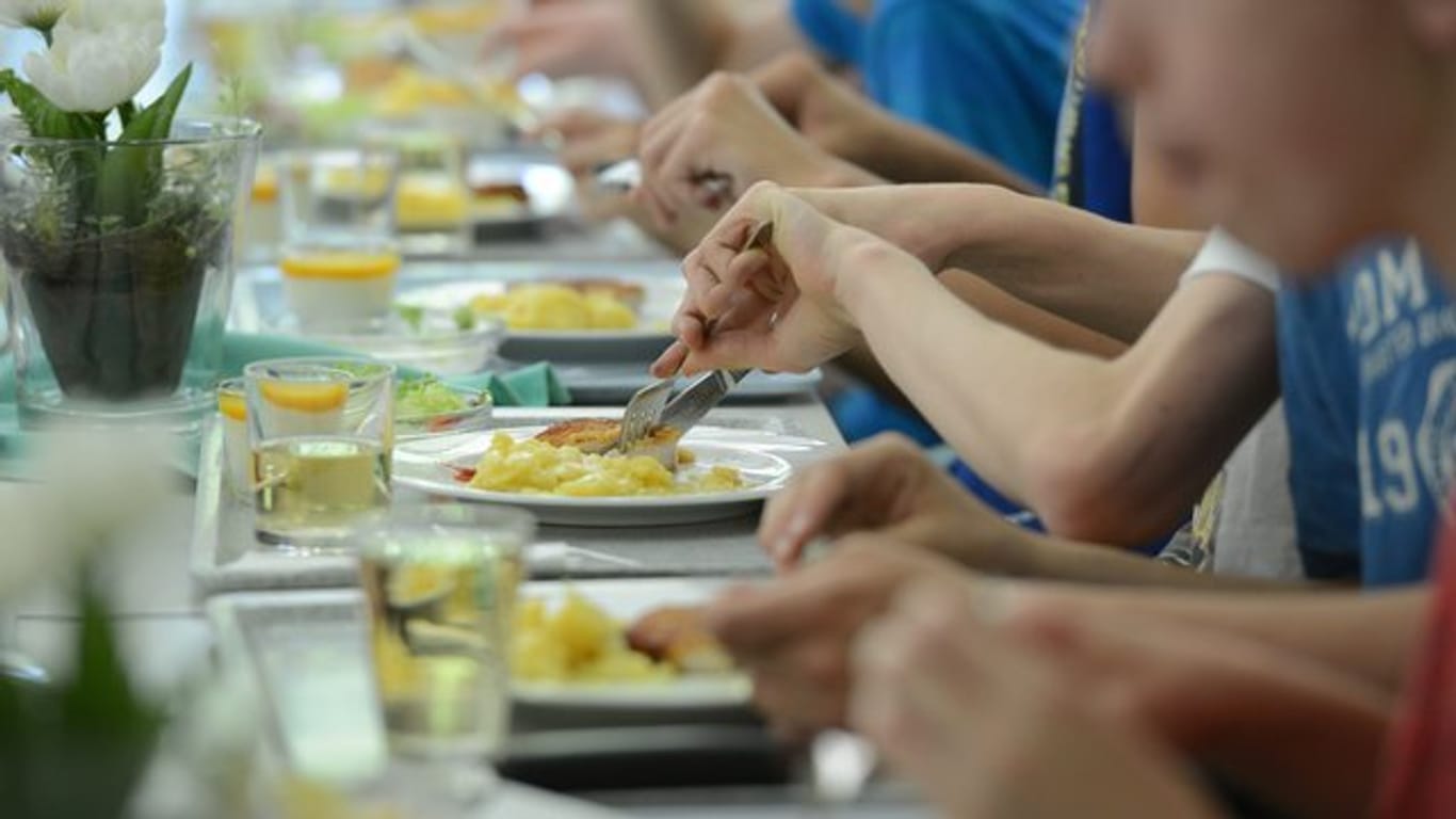 Schüler einer Ganztagsschule essen in der Mensa.