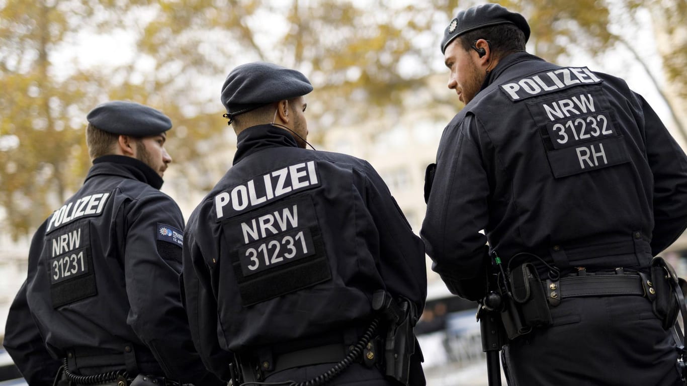 Polizisten im Einsatz am Rande einer Demonstration in Köln.
