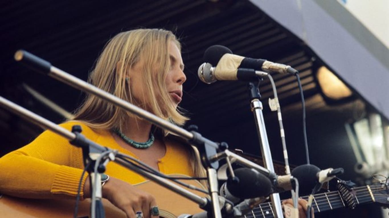 Joni Mitchell 1970 beim legendären Isle Of Wight Festival.