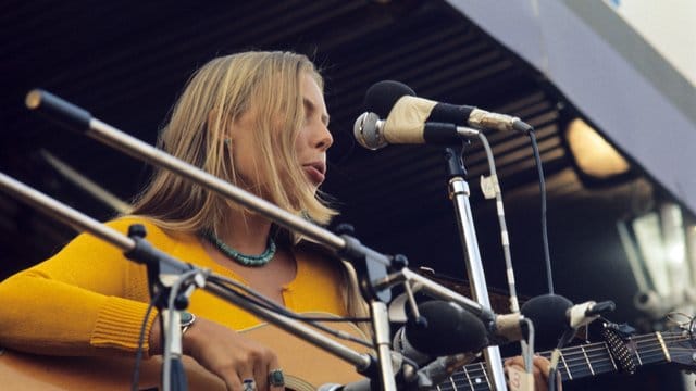 Joni Mitchell 1970 beim legendären Isle Of Wight Festival.
