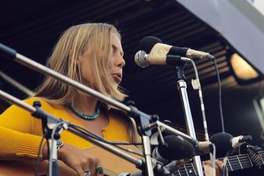 Joni Mitchell 1970 beim legendären Isle Of Wight Festival.
