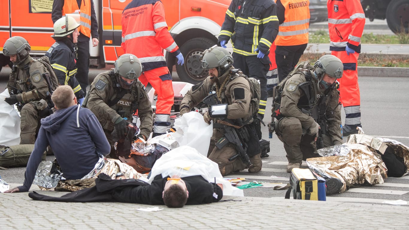 Anti-Terror-Übung in Hamburg: Schwer bewaffnete Polizisten versorgen in der HafenCity Statisten, die Verletzte spielen.