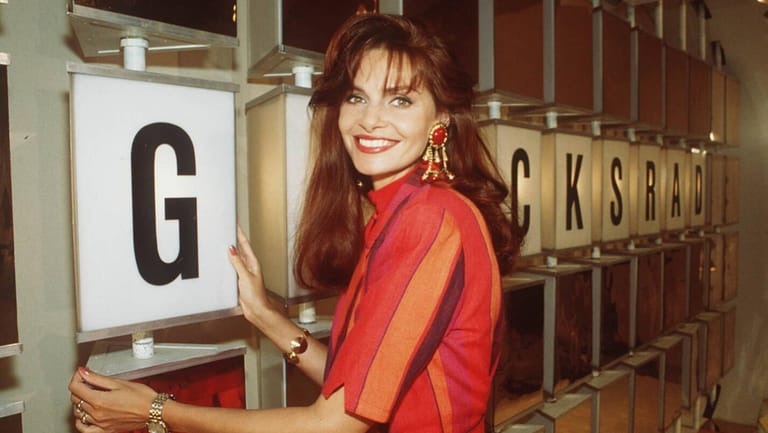 1993 am Set von "Glücksrad": Maren Gilzer zeigt sich in einem roten Kostüm bei der Arbeit.
