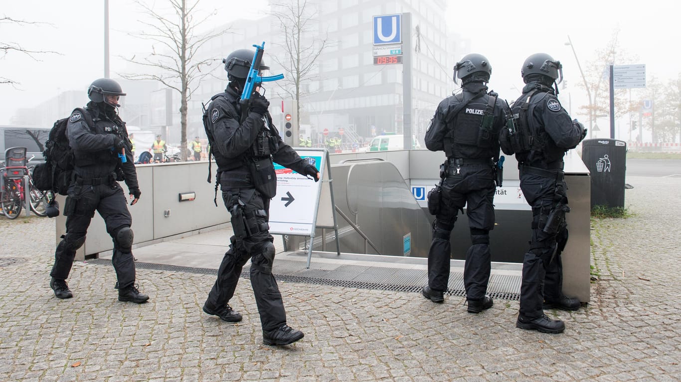 Hamburg: Schwer bewaffnete Polizeikräfte sichern während einer Anti-Terror-Übung in der HafenCity einen Bahnhofseingang.