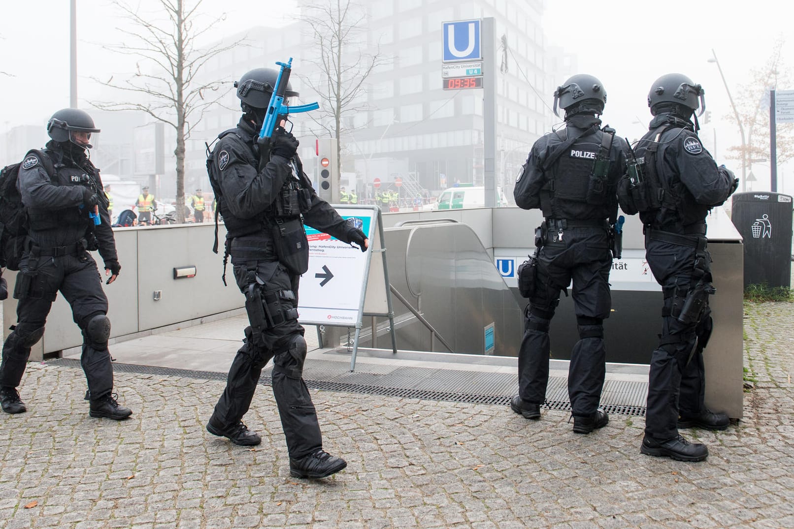 Hamburg: Schwer bewaffnete Polizeikräfte sichern während einer Anti-Terror-Übung in der HafenCity einen Bahnhofseingang.