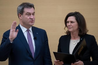 Markus Söder, Ilse Aigner: Der alte und neue Ministerpräsident Bayerns legt neben der Landtagspräsidentin den Amtseid ab.