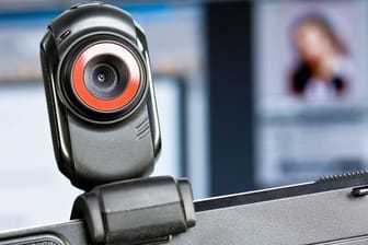 Eine Webcam: Kriminelle behaupten, dass sie Empfänger mithilfe des Geräts beim Porno-Gucken und Masturbieren gefilmt haben.