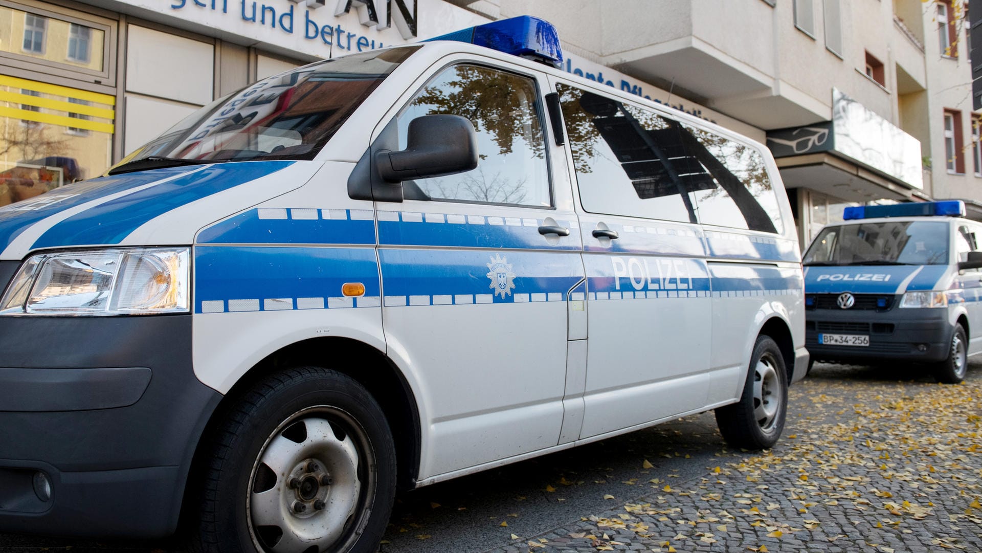 Einsatzfahrzeuge der Bundespolizei vor einem Haus in Berlin-Reinickendorf: Razzia wegen gewerbsmäßiger Einschleusung von Ausländern. Einsatzfahrzeuge der Bundespolizei vor einem Haus in Berlin-Reinickendorf: Razzia wegen gewerbsmäßiger Einschleusung von Ausländern.