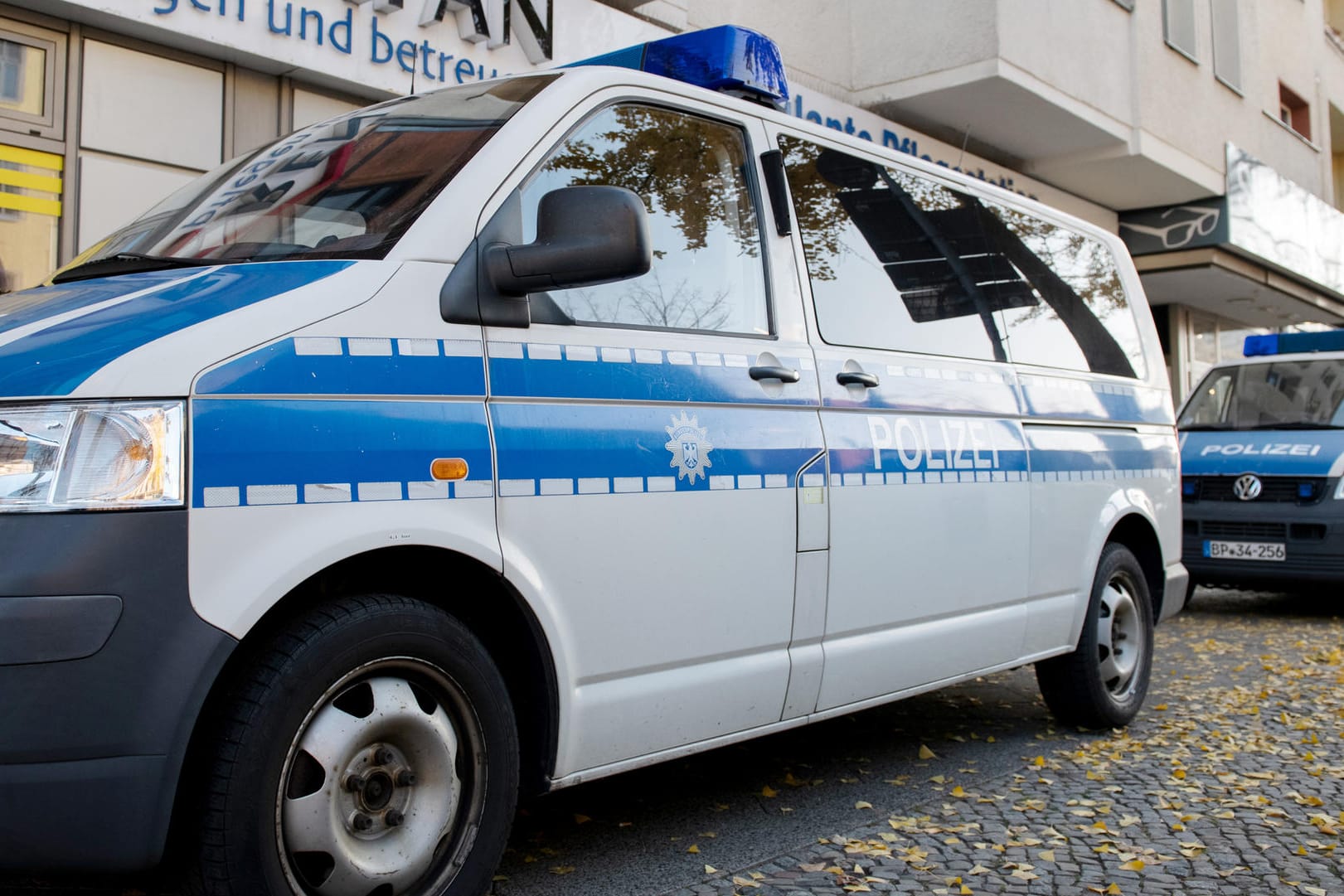 Einsatzfahrzeuge der Bundespolizei vor einem Haus in Berlin-Reinickendorf: Razzia wegen gewerbsmäßiger Einschleusung von Ausländern.