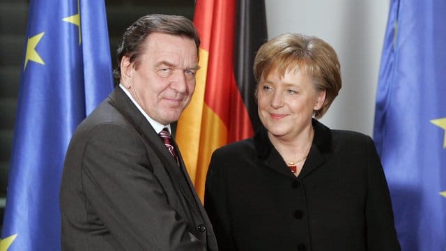 Machtübergabe 2005: Gerhard Schröder übergibt das Bundeskanzleramt an die neue Kanzlerin Angela Merkel. Machtübergabe 2005: Gerhard Schröder übergibt das Bundeskanzleramt an die neue Kanzlerin Angela Merkel.