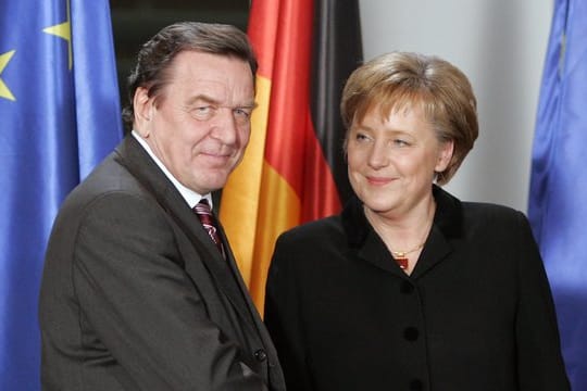 Machtübergabe 2005: Gerhard Schröder übergibt das Bundeskanzleramt an die neue Kanzlerin Angela Merkel.