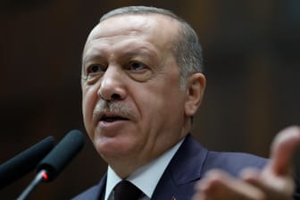 Der türkische Präsident im Parlament in Ankara: Erdogan kritisierte, dass die US-Sanktionen gegen den Iran gegen internationales Recht verstoßen würden.