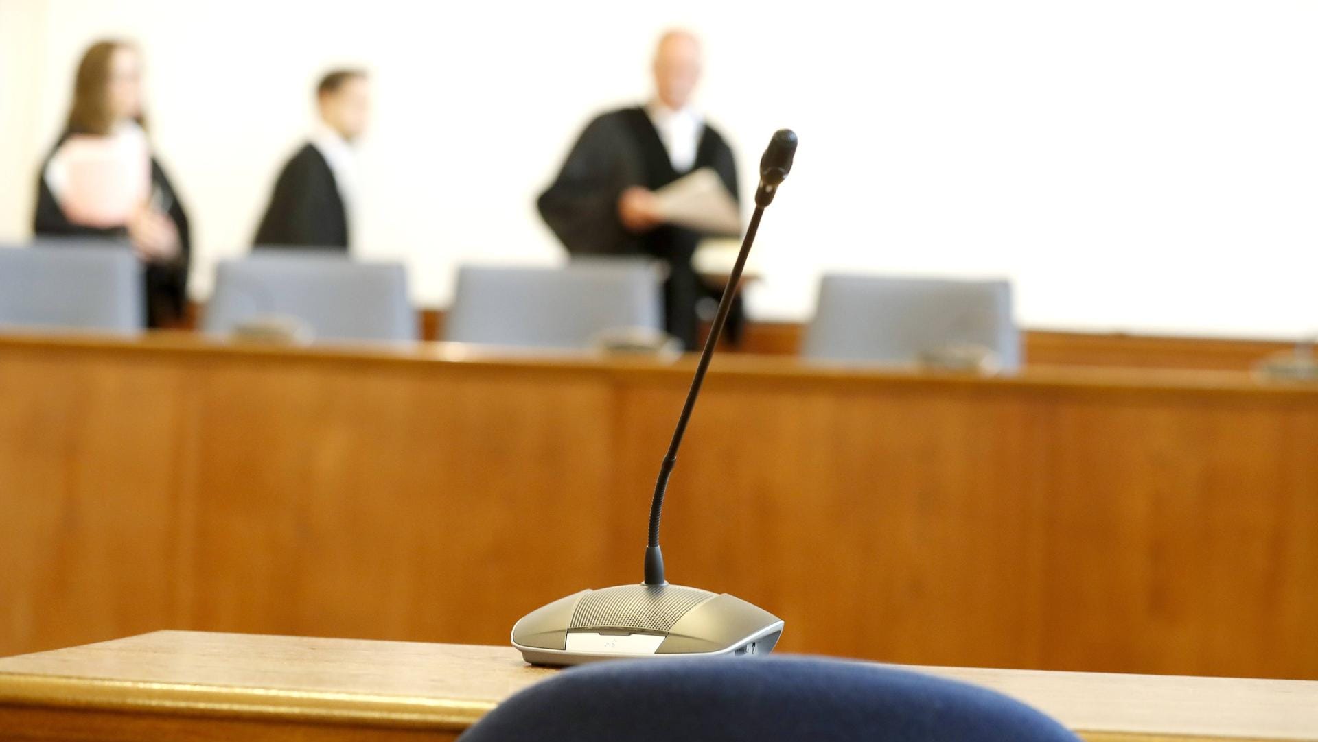 Richter nehmen ihre Plätze ein: In Itzehoe ist ein Familienvater wegen sexuellen Missbrauchs seiner Töchter verurteilt worden. Richter nehmen ihre Plätze ein: In Itzehoe ist ein Familienvater wegen sexuellen Missbrauchs seiner Töchter verurteilt worden.