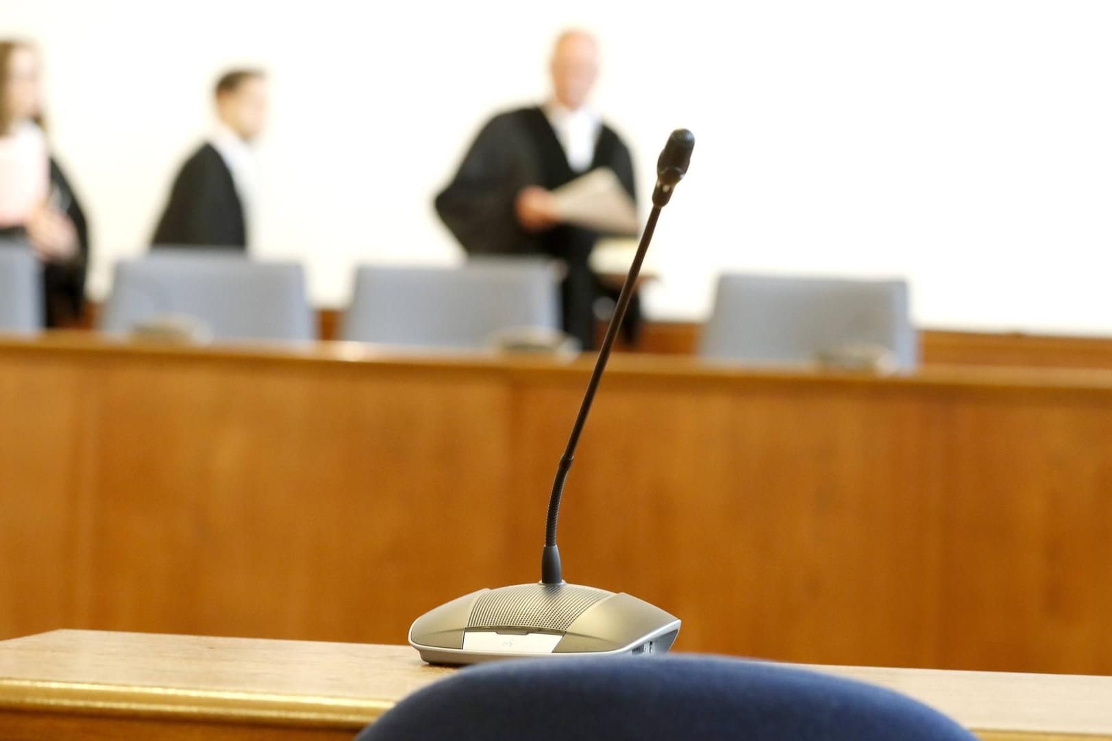 Richter nehmen ihre Plätze ein: In Itzehoe ist ein Familienvater wegen sexuellen Missbrauchs seiner Töchter verurteilt worden.