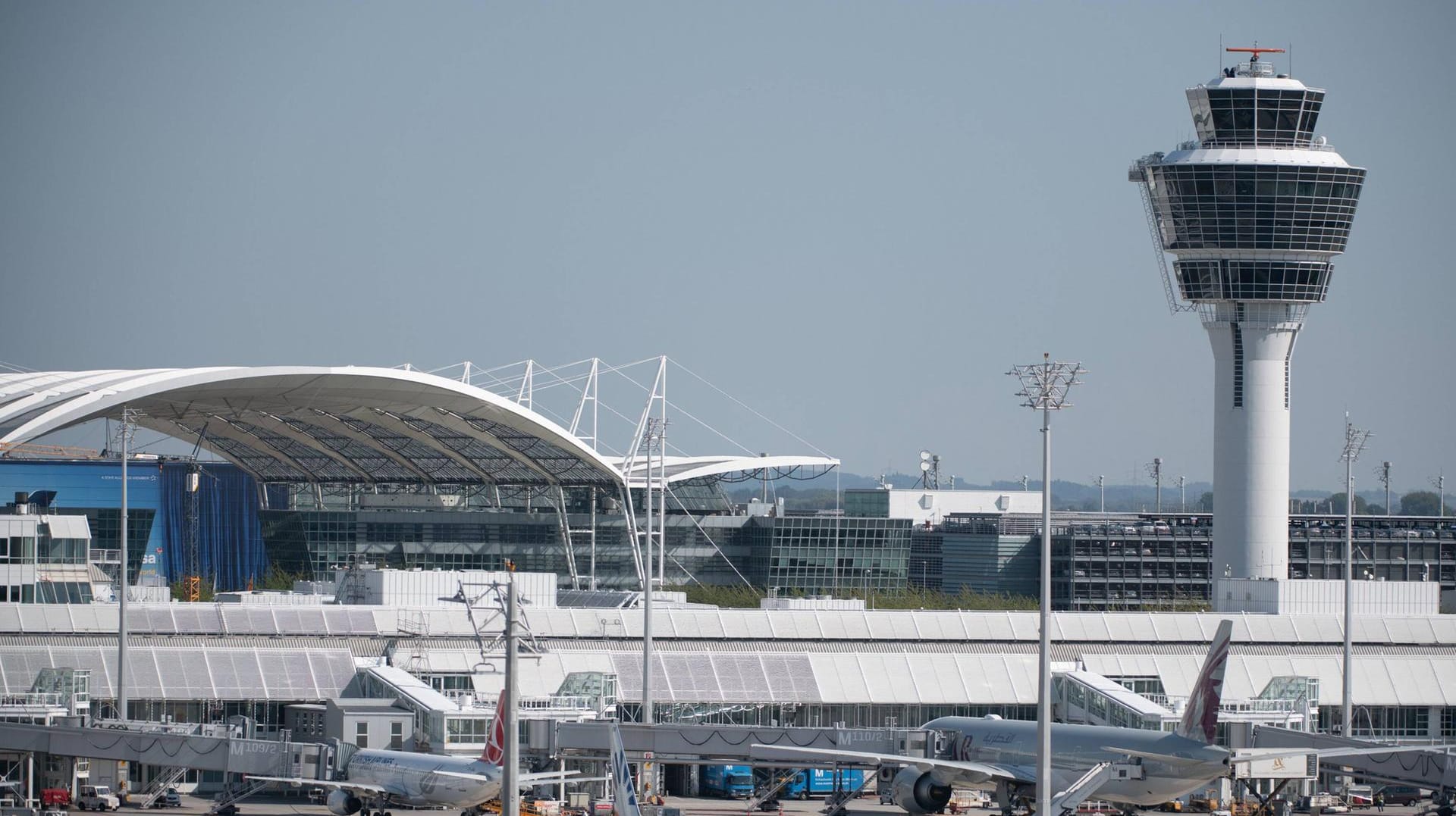 Der Flughafen München: Die Polizei nahm den Mann auf dem Vorfeld vor den Wartungshallen fest. (Archivbild)