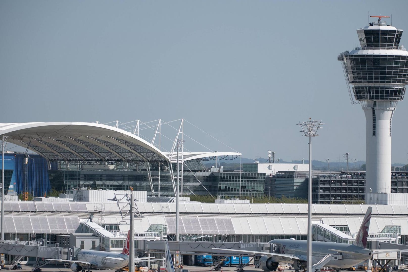 Der Flughafen München: Die Polizei nahm den Mann auf dem Vorfeld vor den Wartungshallen fest. (Archivbild)