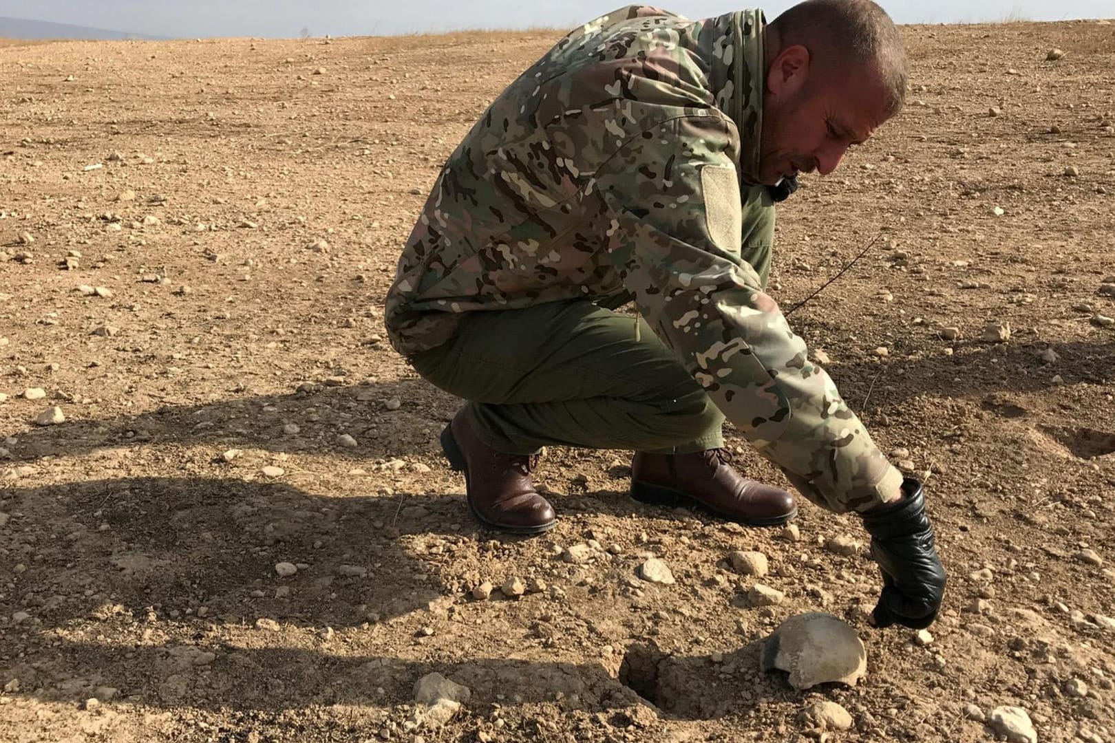 Spuren des IS-Terrors: Chokor Melhem Elias von der hiesigen Armee legt in Sindschar Reste eines menschlichen Schädels frei.