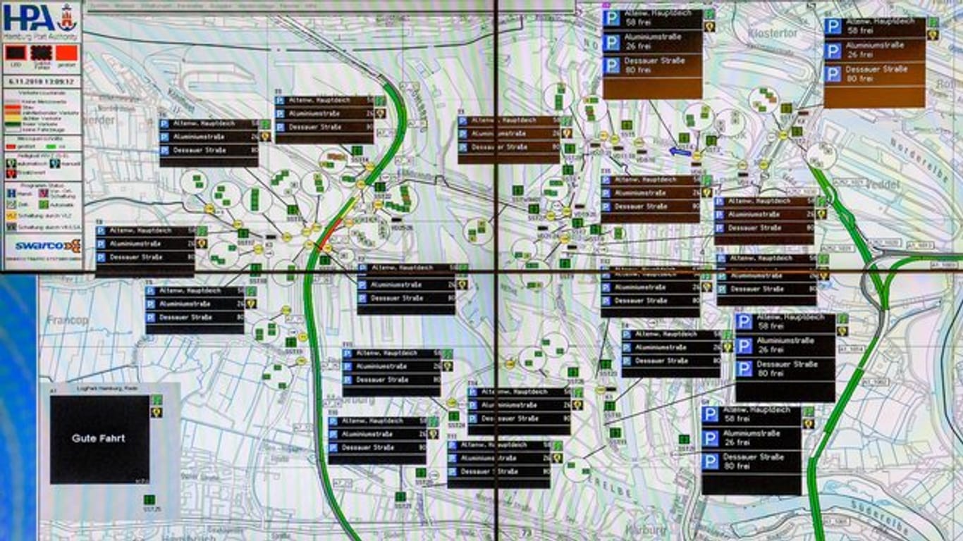 5G-Feldversuch: Eine elektronische Karte zeigt die Verkehrswege des Hamburger Hafens.