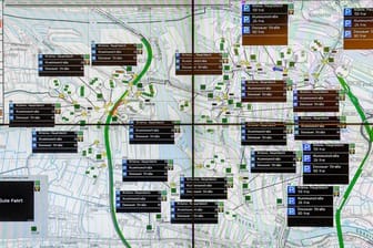 5G-Feldversuch: Eine elektronische Karte zeigt die Verkehrswege des Hamburger Hafens.