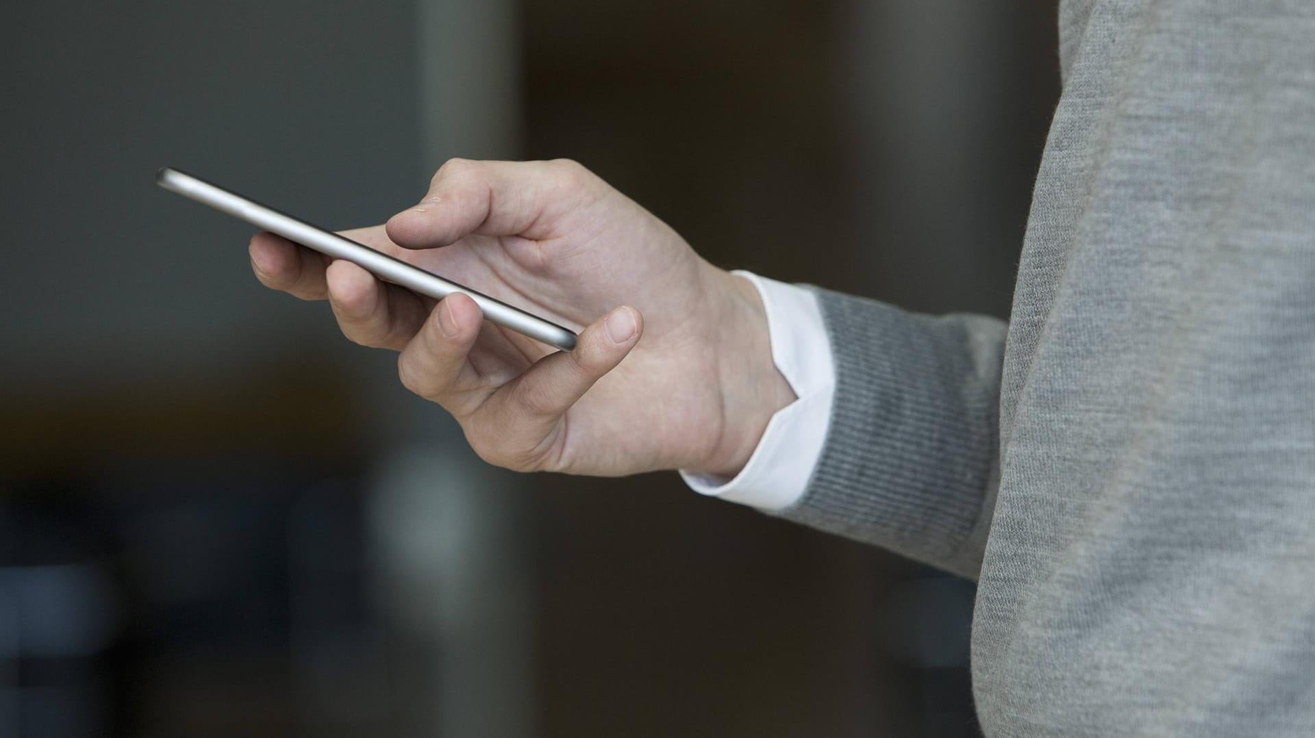 Ein Smartphone in einer Hand: Einige der überprüften Handys waren offenbar manipuliert. (Symbolbild) Ein Smartphone in einer Hand: Einige der überprüften Handys waren offenbar manipuliert. (Symbolbild)