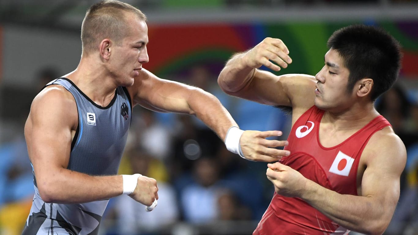 Bei den Olympischen Spielen 2016 wurde Frank Stäbler (l., hier im Kampf gegen Tomohiro Inoue ) Siebter.