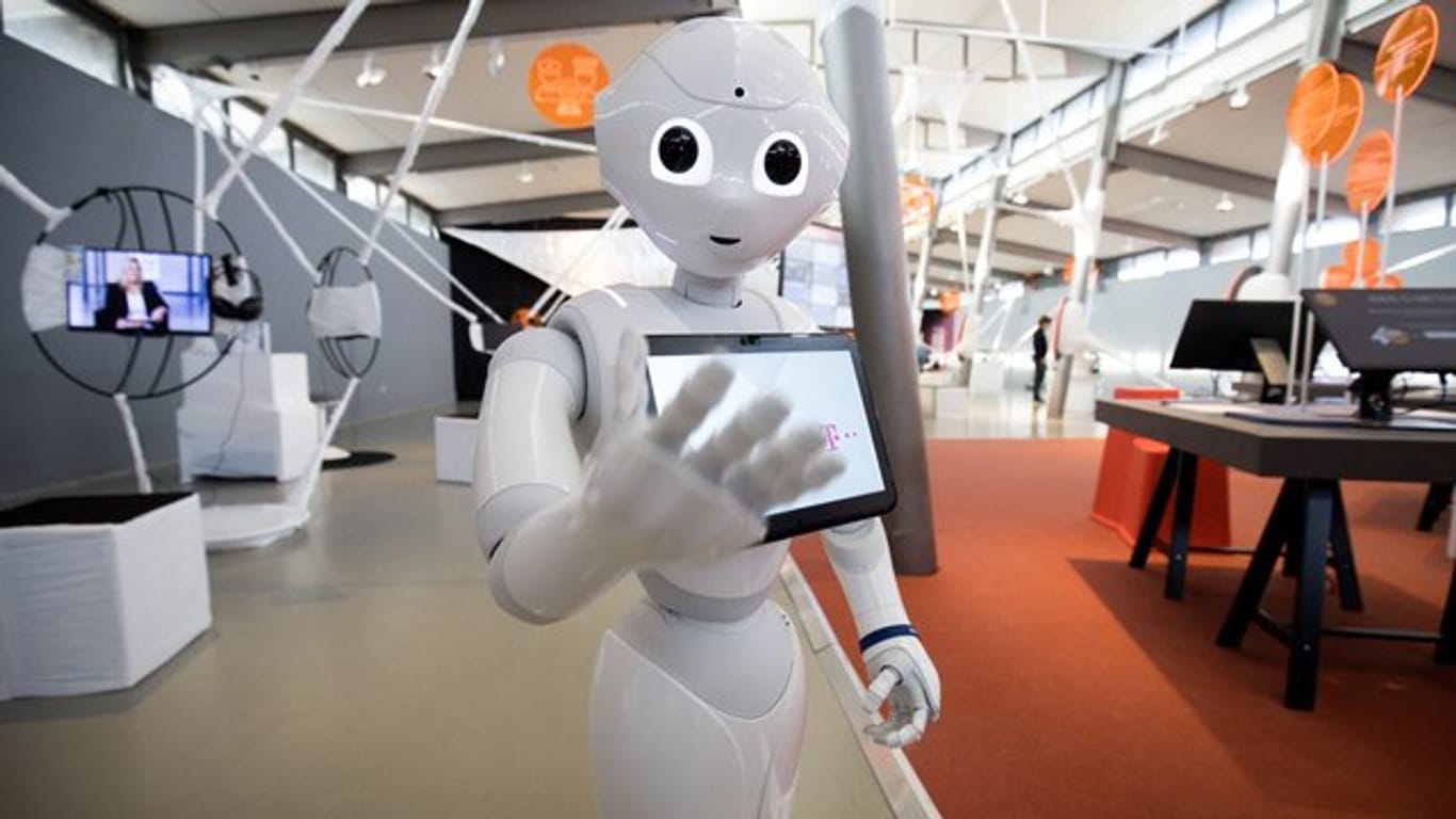 Roboter "Pepper" kommuniziert mit Journalisten und Gästen in der Ausstellung "Out of Office".