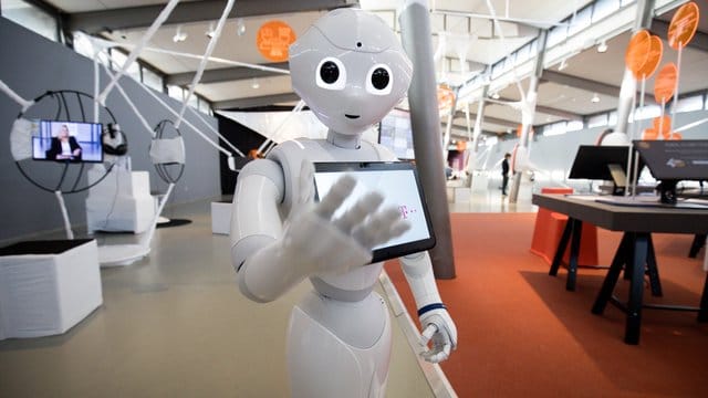 Roboter "Pepper" kommuniziert mit Journalisten und Gästen in der Ausstellung "Out of Office". Roboter "Pepper" kommuniziert mit Journalisten und Gästen in der Ausstellung "Out of Office".