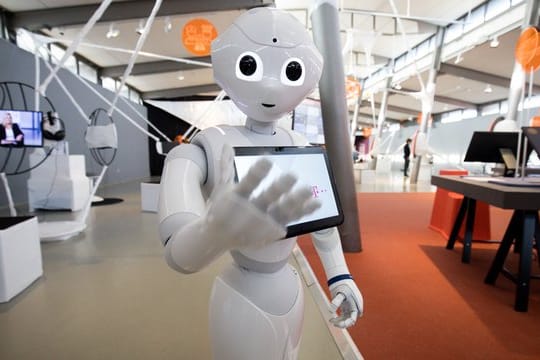 Roboter "Pepper" kommuniziert mit Journalisten und Gästen in der Ausstellung "Out of Office".
