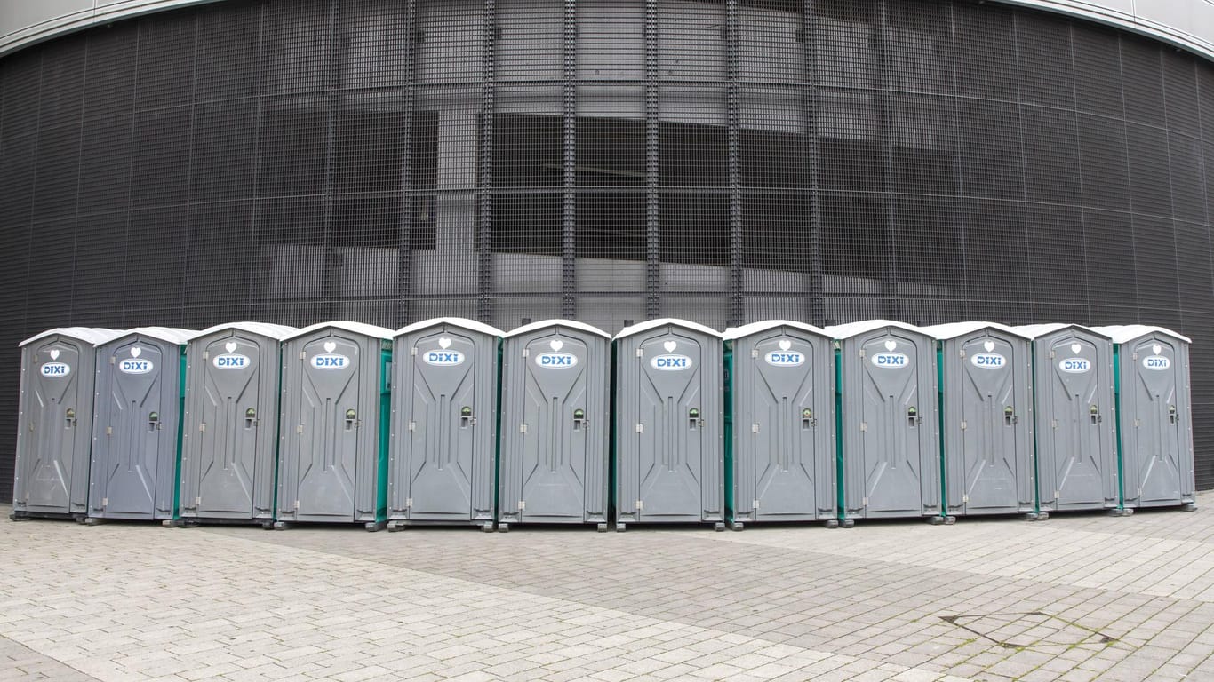 Eine Reihe von Mobiltoiletten: Die Täter gestanden, die Toiletten über einen Zwischenhändler in die Niederlande verkauft zu haben. (Symbolbild)