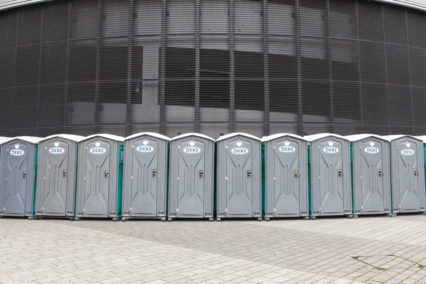 Eine Reihe von Mobiltoiletten: Die Täter gestanden, die Toiletten über einen Zwischenhändler in die Niederlande verkauft zu haben. (Symbolbild)