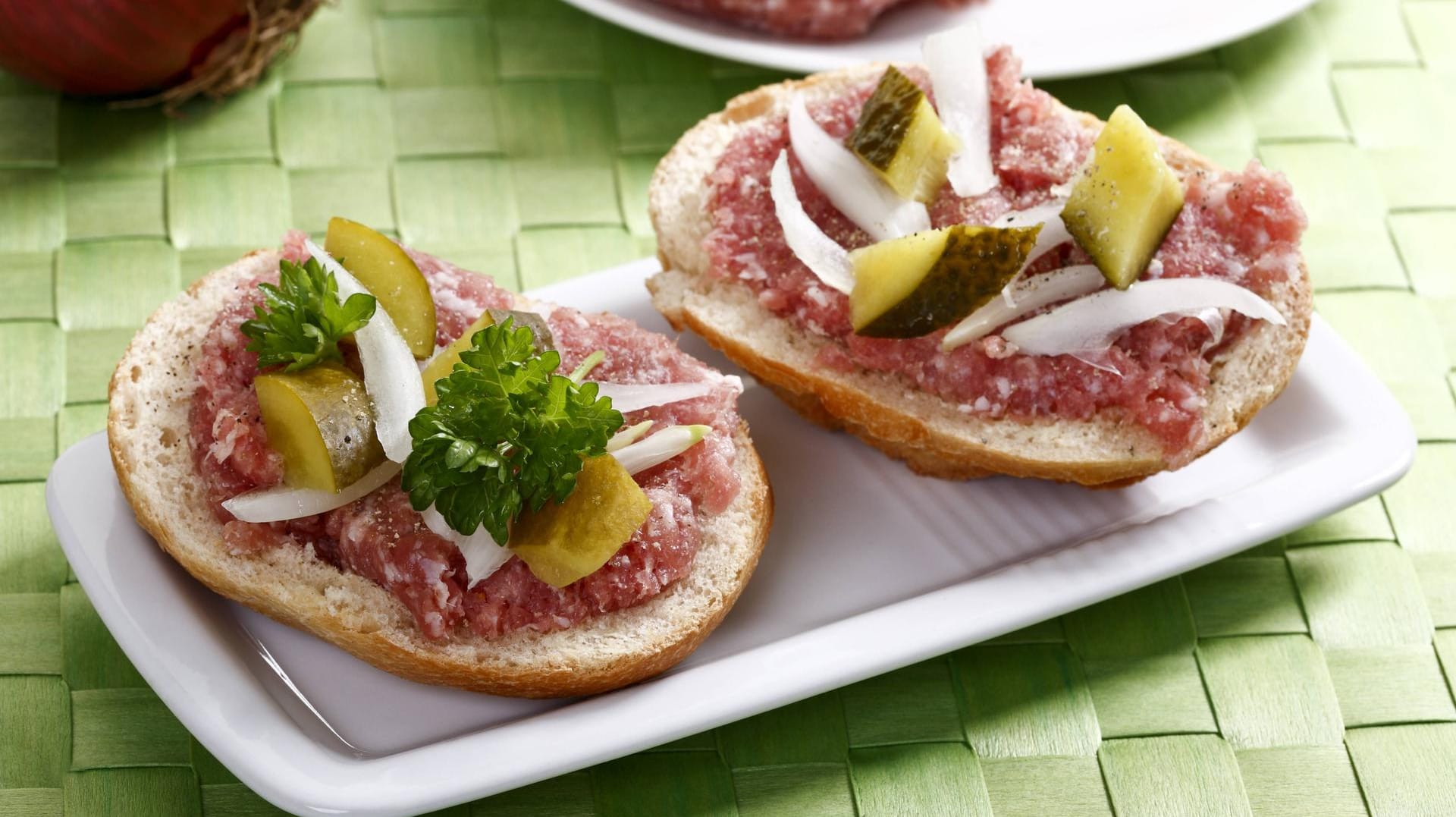 Mettbrötchen: In rohem Schweinefleisch stecken viele Erreger, die zu einer Lebensmittelinfektion führen können.