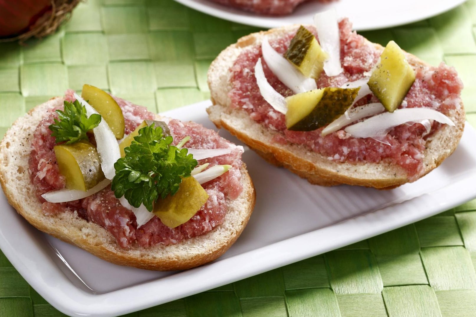 Mettbrötchen: In rohem Schweinefleisch stecken viele Erreger, die zu einer Lebensmittelinfektion führen können.