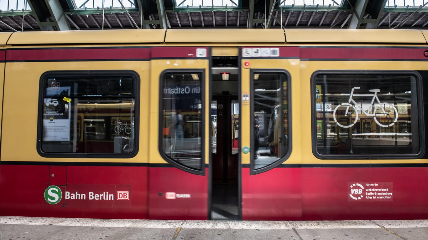 Eine Berliner S-Bahn am Ostbahnhof: 1.200 Waggons will die Berliner Landesregierung selbst kaufen.