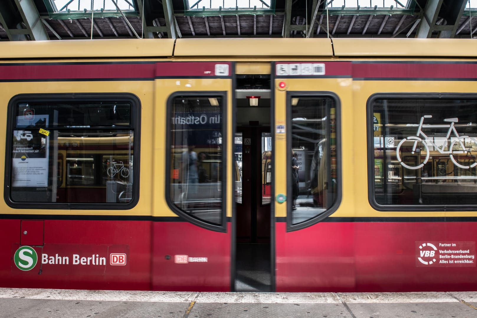Eine Berliner S-Bahn am Ostbahnhof: 1.200 Waggons will die Berliner Landesregierung selbst kaufen.