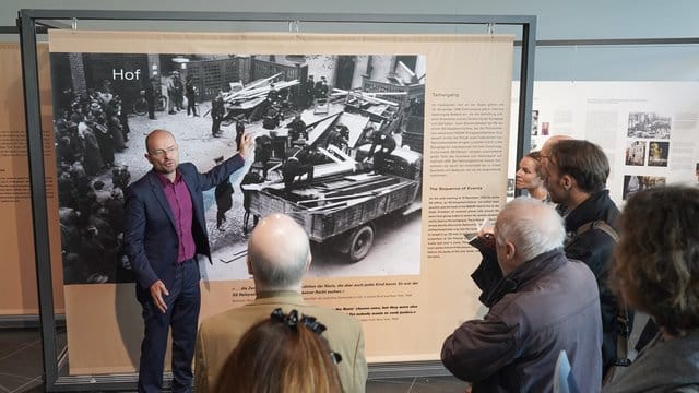 Der "Kristallnacht"-Kurator Ulrich Baumann in der Ausstellung.