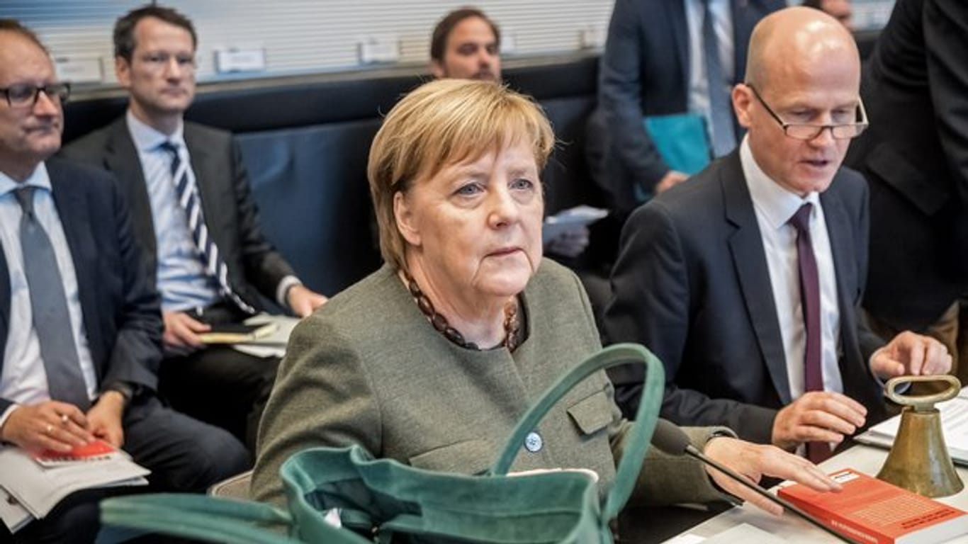 Bundeskanzlerin Angela Merkel wartet neben Unions-Fraktionschef Ralph Brinkhaus (r.