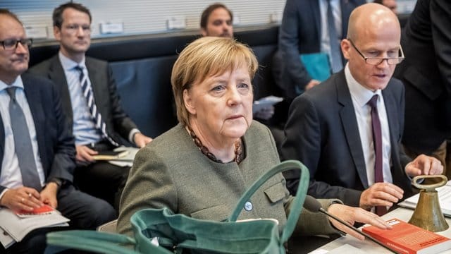 Bundeskanzlerin Angela Merkel wartet neben Unions-Fraktionschef Ralph Brinkhaus (r. Bundeskanzlerin Angela Merkel wartet neben Unions-Fraktionschef Ralph Brinkhaus (r.