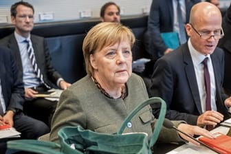Bundeskanzlerin Angela Merkel wartet neben Unions-Fraktionschef Ralph Brinkhaus (r.